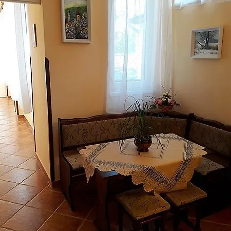 Viktor Vendeghaz Apartment *